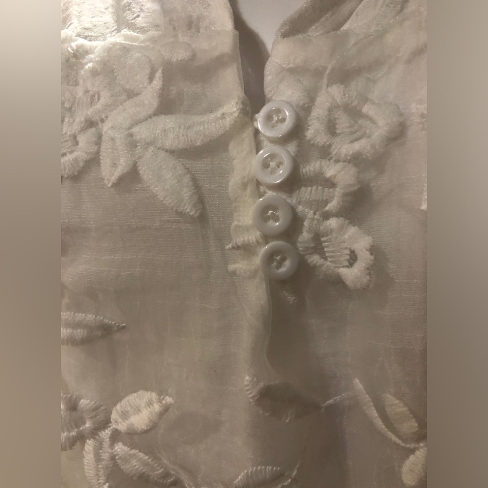 Elegant White Floral Embroidered Women's Top - Picture 3 of 13